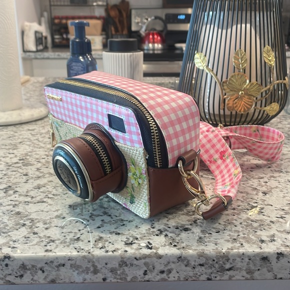 BJ camera crossbody 📷 👛 ✨ - Picture 3 of 9